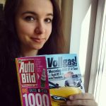 Blog wird zu Print. Stolz präsentiert Lisa die Ausgabe der AutoBild, in der ihr Artikel gedruckt wurde. Foto: ©Lisa Schwarz
